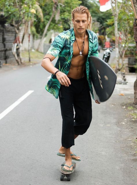 Surfer Outfit Men, Surfer Boys Style, Surfer Style Outfits, Surfer Clothes, Mens Surfer Style, Surfer Outfit, Aesthetic Guy Outfits, Surf Style Men, Channel Outfits