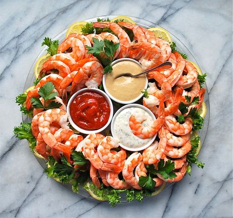 Shrimp Cocktail Presentation, Best Shrimp Cocktail, Easy Shrimp Cocktail, Shrimp Cocktail Recipe, Homemade Cocktail Sauce, Cocktail Shrimp Recipes, Ring Upgrade, Prawn Cocktail, Potluck Party