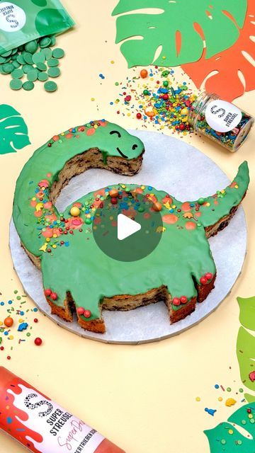 Dinosaurs Cakes, How To Make A Dinosaur Cake, Easy Dino Cake, Dino Birthday Cake Boys, Dinoranch Cake, Dinosaur Cake Diy, Dinosaur Theme Cake, Cute Dinosaur Cake, Easy Dinosaur Cake