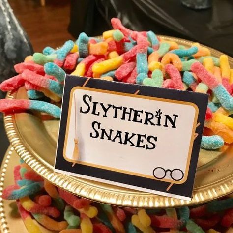 Slytherin snakes gummy worms Harry Potter Party Food, Bolo Simpsons, Harry Potter Motto Party, Harry Potter Weihnachten, Baby Harry Potter, Harry Potter Shower, Harry Potter Snacks, Birthday Party Food Ideas, Harry Potter Parties Food