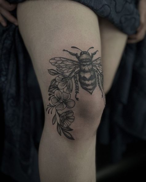 Flower Over Knee Tattoo, Insect Leg Sleeve, Bee Leg Tattoos Women, Bee Tattoo Above Knee, Bee Tattoo On Leg, Around Knee Tattoo Men, Knee Frame Tattoos Women, Bee Knee Tattoos Women, Flower Around Knee Tattoo