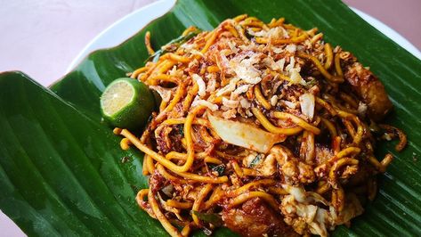 Mee Goreng Mamak, Malay Cuisine, Prawn Fritters, Mi Goreng, Mee Goreng, East Recipes, Malaysia Food, Malay Food, Crazy Rich