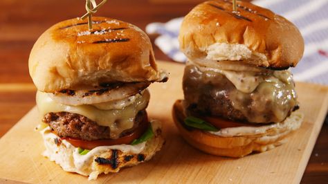 Gordon Ramsay Vs. Guy Fieri: Whose Burger Is Better?  - Delish.com Bbq Burger Recipes, Perfect Burger Recipe, Gordon Ramsey Recipes, Bobby Flay Recipes, Perfect Burger, Famous Chef, Best Burger Recipe, Chef Gordon, Chef Gordon Ramsay