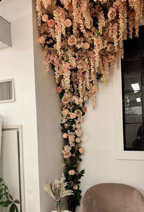 Trellis Decorating Ideas Living Rooms, Bedroom Flower Aesthetic, Bedroom Flowers Ideas, Flower Wall Arrangements Diy, Faux Wisteria Home Decor, Eclectic Hallway Ideas, How To Use Fake Flowers To Decorate, Enchanted Garden Room Decor, Flower Wall Above Bed