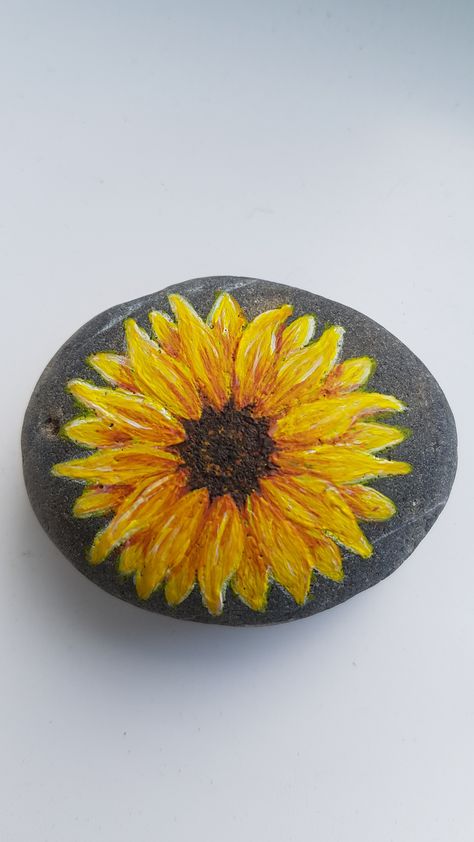 Sunflower pebble Wrapping Rocks, Rocks Painting, Rock Flowers, Happy Stones, Art Painting Tools, Painted Rocks Diy, Painting Rocks, Paint Rock, Sunflower Painting