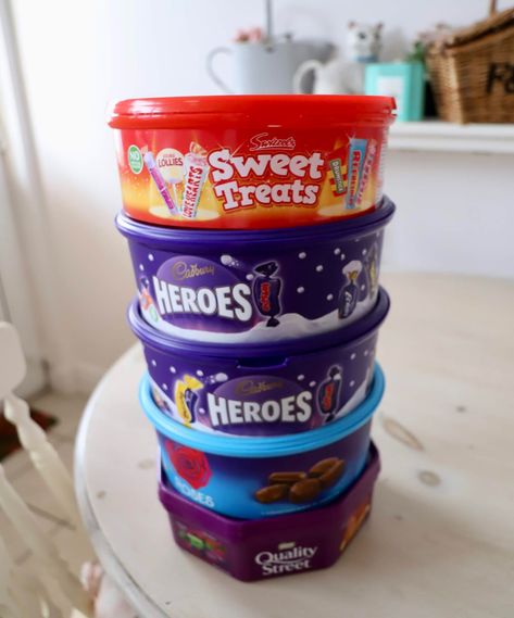 How to recycle plastic sweet tins into gift boxes Fruity Pebble Cookies, Homemade Gift Boxes, Tin Crafts, Craft Organisation, Library Crafts, Upcycle Plastic, Cheap Diy Crafts, Recycle Crafts Diy, Diy Recycled Projects