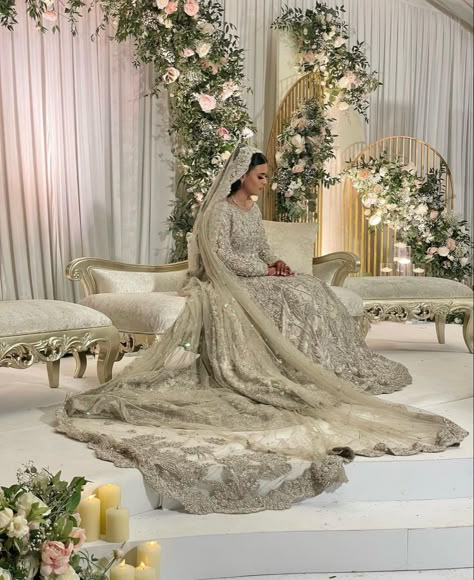 ayema1 Pakistani White Wedding Dress, Asian White Wedding Dress, White Walima Dress, Nikkah White Dress, Desi Wedding Reception, Nikkah Photos, White Nikkah Dress, Pakistani Bridal Makeup Red, Asian Wedding Outfits