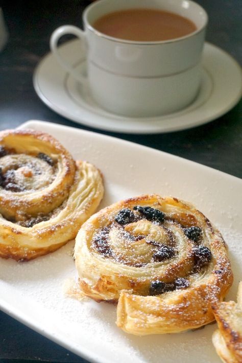 Mince Pie Pinwheels or Mincemeat Pinwheels, a delicious twist on the classic Christmas dessert, mince pies. They are so quick and easy to make, and we only need two ingredients: puff pastry and mincemeat. The ingredients can be homemade, but the store-bought ones are just as good, and way quicker to use. #mincepiepinwheels, #christmasdessert, #mincemeat, #puffpastry, #christmas, #sweettreat Mincemeat Recipes Desserts, Mincemeat Pinwheels, Gf Pastries, Homemade Mincemeat, Mincemeat Recipes, Classic Christmas Dessert, Mincemeat Pie, Short Pastry, Mince Pies Christmas