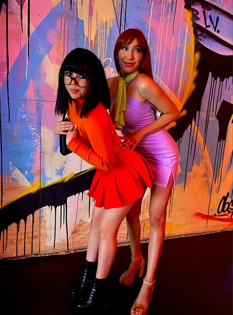 Scooby And Scrappy Doo Costumes, Velma Costume Ideas, Vilma Scooby Doo Costume, Dafne Scooby Doo Outfit, Velma Makeup Scooby Doo, Velma Scooby Doo Costume, Daphne Makeup Scooby Doo, Vilma Scooby Doo, Disfraz Dafne Scooby Doo