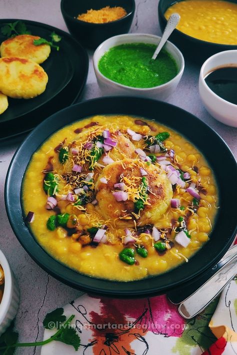 ragda pattice Yellow Peas, Mumbai Street, Growing Sprouts, Potato Patties, Aloo Gobi, Tamarind Chutney, Chaat Recipe, Green Chutney, Indian Street