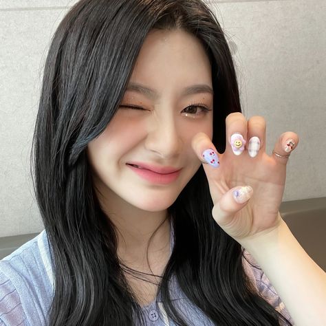 #stayc #seeun #icon Idol Nails, Stayc Seeun, It's Going Down, Discord Server, I Love Girls, Up Girl, Girl Icons, Ulzzang Girl, Korean Girl