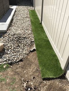 Learn how to lay turf in your yard - a quick and easy landscaping idea. Artificial Turf Dog Potty Area, How To Lay Turf, Laying Artificial Grass, Artificial Grass Backyard, Turf Backyard, Artificial Grass Wall, Indoor Greenery, Artificial Plants Indoor, Artificial Plant Wall