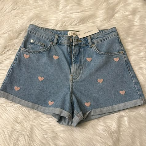 Francesca’s Denim Pink Hearts Short Size:26 Short Summer Outfits For Women, Fashion Shorts, Cute Outfits With Jean Shorts, Shorts For Summer, Cute Shirts For School, Shorts For Women, Denim Short, Short Jean, Aesthetic Shorts