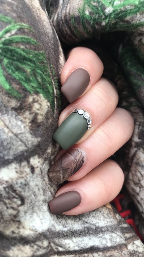 Camouflage Nail Designs, Camo Gel Nails, Nails For Hunting Season, Hunting Acrylic Nails, Hunting Nail Art, Duck Camo Nails, Deer Nails Hunting, Hunting Nails Deer, Camo Nails Design