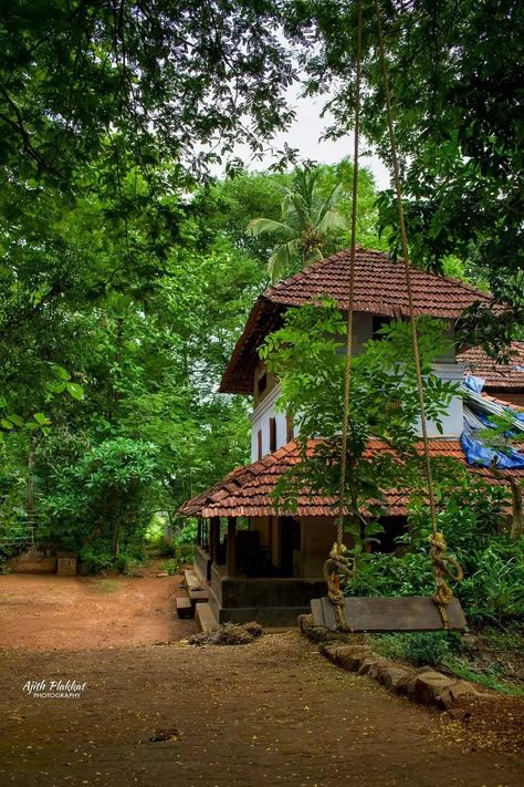 Kerala Village House, Old South Indian Houses, Kerala Village Photography, Rainy House, Quaint House, Kerala Traditional House, Strangely Familiar, Indian Houses, Kerala Architecture