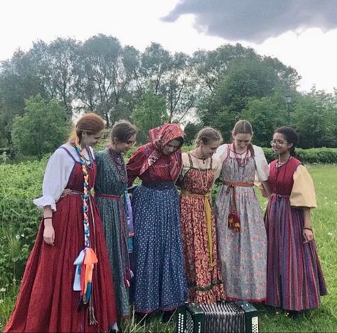 Ukranian Folk Clothes, Russian Summer Outfits, Russia Traditional Clothes, Balkan Outfit, Villager Clothes, Russian Folk Costume, Russian Traditional Dress, Slavic Fashion, Slavic Aesthetic