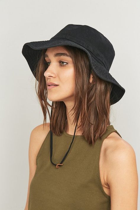 Dad Hat Outfits Women, Outfits Women Winter, Girls Spring Fashion, Bucket Hat Outfit, Hat Outfits, Mens Tactical Pants, Outfit References, Classic Blouse, Bucket Hat Women