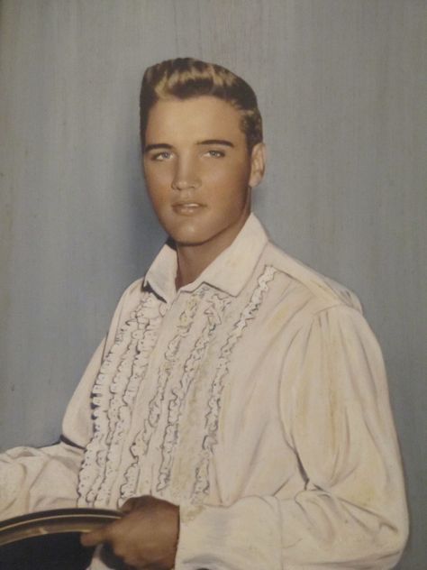 Elvis Images, Elvis Presley Facts, Elvis Presley Family, Elvis Presley Images, Young Elvis, Elvis Presley Pictures, Elvis Presley Photos, Priscilla Presley, Lisa Marie Presley