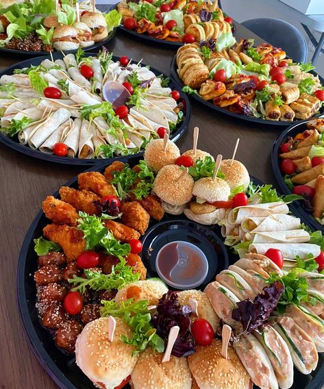 Make 25 platters, only gets a picture... - The Savoury Mama Party Snacks Platters, American Food Platter, Outdoor Party Food Platters, Cold Meat Platter Ideas For Christmas, Food For Parties Birthday, Bring A Platter Party, Savoury Finger Food Platters, Savoury Food Platters, Platter Ideas Savoury