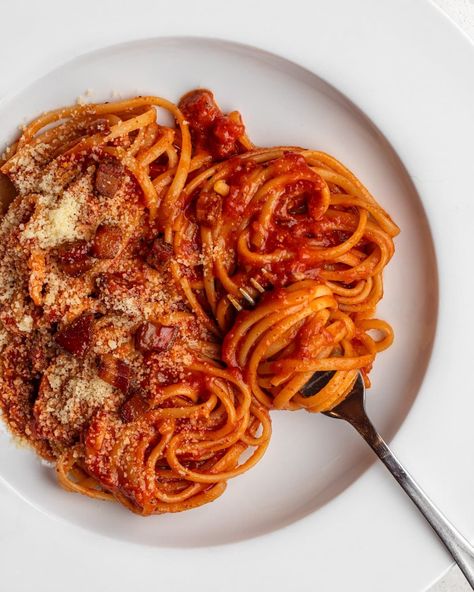 This Pasta Amatriciana recipe is a must. A classic dish for a reason and so easy with only a handful of ingredients. Make it immediately!! Easy Tomato Pasta Sauce, Amatriciana Recipe, Amatriciana Sauce, Pasta Amatriciana, Easy Homemade Pasta, Homemade Bolognese, Zucchini Quiche, Spaghetti Bolognaise, Sauce Spaghetti