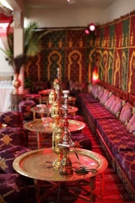 Love the idea Dekorasi Maroko, Mendhi Decor, Mehndi Stage, Moroccan Tent, Arabian Nights Party, Moroccan Restaurant, Design Marocain, Moroccan Party, Authentic Decor