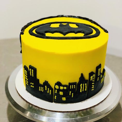 Batman Birthday Cake Batman Cake Design, Fondant Ribbon, Batman Cake Topper, Batman Birthday Cakes, Cake Sheet, Superman Birthday, Superhero Birthday Cake, Black Fondant, Batman Cake