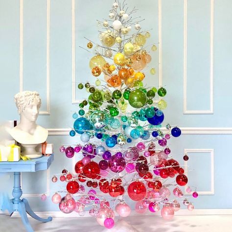 Unusual Christmas Trees, Colorful Christmas Decorations, Rainbow Christmas Tree, Colourful Christmas, Rainbow Christmas, Minimalist Christmas Tree, Rainbow Tree, Rainbows Christmas, Minimal Christmas