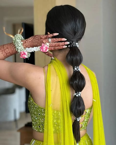 Hair Makeup Hairstyles For Wedding, Braid Hairstyles For Wedding Bridesmaid, Pony Hairstyles Wedding Indian, Haldi Hairstyles For Bridesmaid, Mehandi Look For Bride, Haïr Style For Wedding, Hairstyle For Haldi Function, Haïr Style For Long Hair, Haldi Hairstyles For Bride