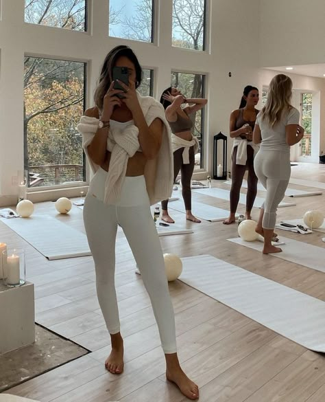 White Yoga Outfit, Pilates Class Outfit, White Yoga Pants Outfit, Yoga Aesthetic Outfit, Pilates Aesthetic Outfits, Kundalini Aesthetic, Princess Outfit Ideas, Pilates Princess Outfit, Home Pilates Studio