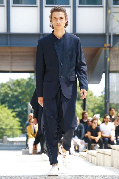 Issey Miyake Men Menswear Spring Summer 2017 Paris - NOWFASHION Issey Miyake Menswear, Issey Miyake Men, Summer Uniform, Mens Fashion Inspiration, Japanese Outfits, Menswear Collection, Formal Outfit, Formal Looks, Spring Summer 2017