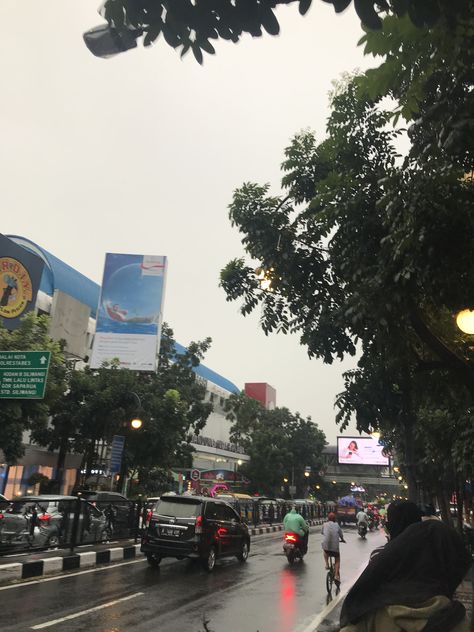 Di Bandung kala itu hujan Rain Vibes, Rain Night, Bandung City, Kota Bandung, Bogor, City Aesthetic, Times Square, Singapore, Street View