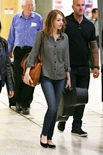 her style is casual but seems perfect Emma Stone Casual, Emma Stone Outfit, Emma Stone Style, Tan Bag, Estilo Preppy, Gingham Shirt, Emma Stone, Style Crush, 가을 패션