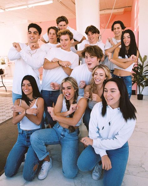 is the hype house breaking up?! after weeks of legal drama between some of the founding members, it seems the iconic tiktok group may be headed for splitsville... 2019 Hype House, Addison Rae Tiktok, The Hype House, Sway House, Photo Star, Hype House, Tik Tokers, Best Friend Photoshoot, Charlie Damelio