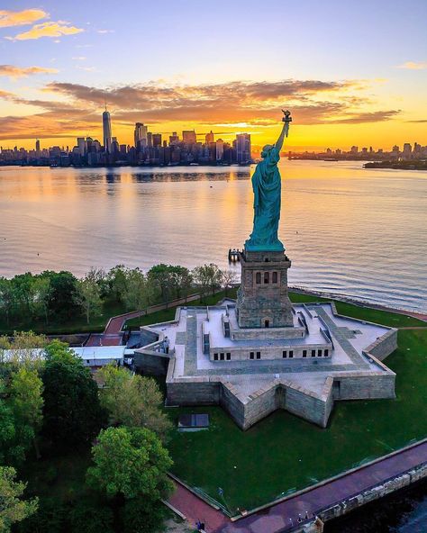 Urban Sprawl, Usa Wallpaper, Liberty Island, Voyage New York, Visit New York City, New York Photography, Nyc Skyline, The Statue Of Liberty, Chrysler Building