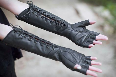 Mode Steampunk, Fantasy Clothing, Fantasy Fashion, Character Outfits, Larp, Leather Gloves, Lany, Two Hands, Character Inspiration