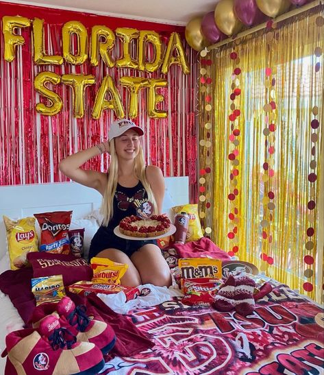 Fsu Bed Decorating, Collage Acceptance Pictures, Fsu Bed Party, College Commitment Pictures Bed, College Decision Reveal, Decision Pictures, Bed Party College, Fsu Gameday, College Announcements