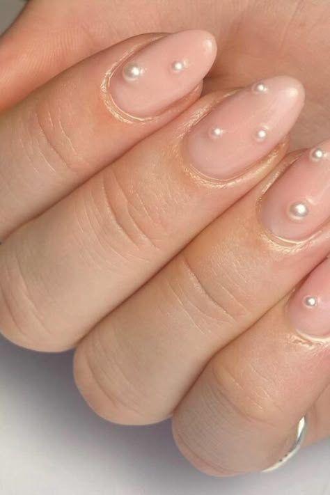 Elegant Nails With Pearls, Nails Pearls Rhinestones, Pearl Dot Nails, Short Nail Pearl Designs, Fall Pearl Nails, Clear Nails With Pearls, Manicure With Pearls, Pearl Gems Nails, Pearl Embellished Nails