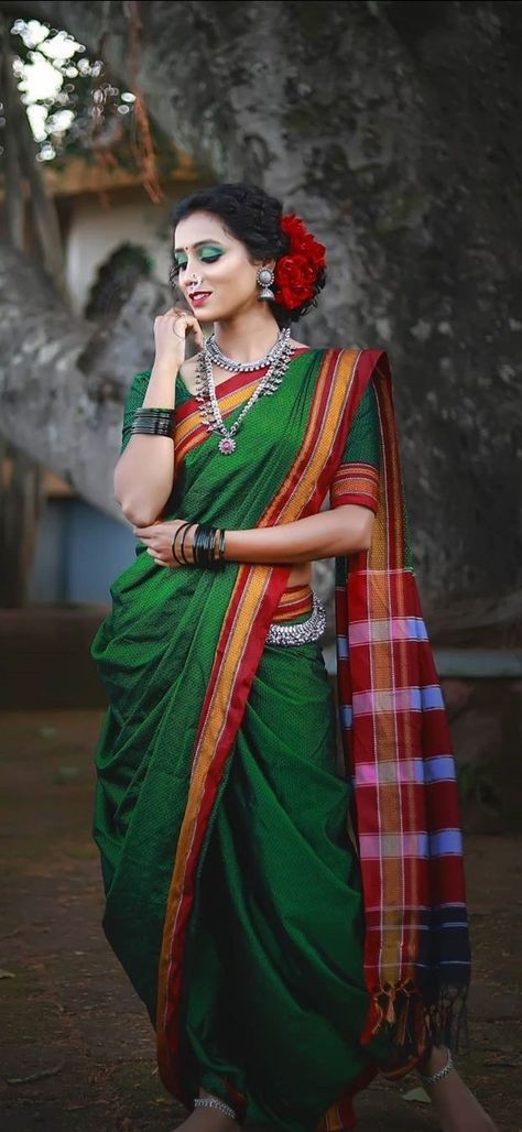 Marathi Poses Women, Vatpornima Saree Photoshoot, Marathi Outfit For Women, Marathi Sadi Pose, Navari Saree Photoshoot Poses, Kashta Saree Poses, Marathi Pose, Khan Saree Marathi, Marathi Look Traditional