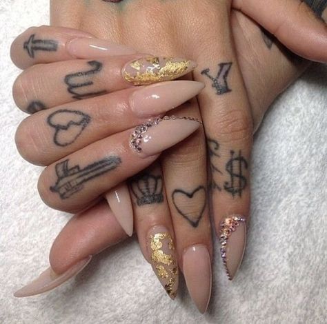 Tato Henna, Knuckle Tattoos, Cute Hand Tattoos, Finger Tattoo Designs, Hand Tattoos For Women, Dope Tattoos For Women, Stylist Tattoos, Poke Tattoo, Badass Tattoos