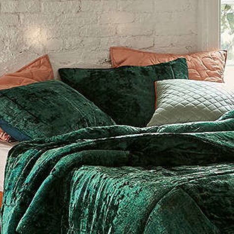 28 Luxurious Ways To Use Velvet In Your Home Decor Velvet Duvet Cover, Velvet Bedding, Velvet Bedding Sets, Velvet Duvet, Twin Bed Sets, Velvet Bed, Green Soft, Quilted Duvet, King Bedding Sets