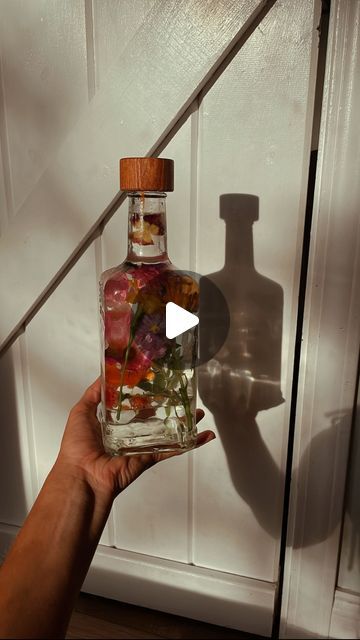 Brandi Rondinelli 🌾 Homesteading mama on Instagram: "Summer in a bottle! 🌸 I love flowers and wanted to find a way to preserve them throughout the winter. And this is how I do it 🙌🏼 they last a year in a glass bottle with a lid and some baby oil. (Do not mix with anything else, just fill your jars with straight baby oil to the top) 🌸 
.
.
.
.
.
#getgrowing
#gardenactivist
#thehappygardeninglife
#plantsaremagic
#botanicalpickmeup
#flowergarden #flowercrafts 
#backyardgardener #instagardeners #gardenerofinstagram #gardenersworld #gardenerslife" Flower In A Bottle, Handmade Food Gifts, Summer In A Bottle, I Love Flowers, Icing Techniques, Flower Bowl, Flower Display, Find A Way, Easy Diy Art