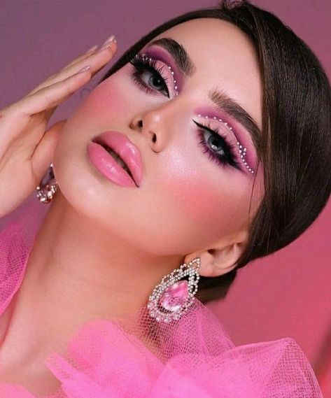 Barbie Themed Makeup, Barbie Eye Makeup, Makeup Looks Full Glam, Pink Barbie Makeup, Makeup Arabic, Beauty Logo Makeup, Gem Makeup, Makeup Crafts, Pink Eyeshadow Look