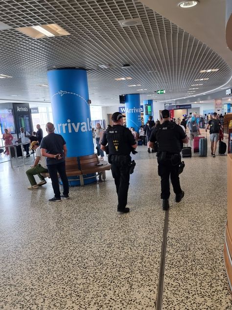 Birmingham Airport Police✈️ on X Airport Police, Uk Airport, Airport Video, Armed Police, Safe Trip, Birmingham Airport, Cracked Wallpaper, Police Patrol, Airport Photos