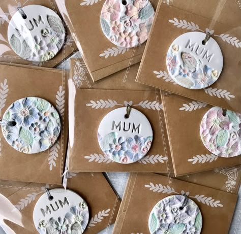 Air Dry Clay Designs, Das Modelling Clay, Air Dry Clay Watercolor, Clay Dry Air, Diy Air Dry Clay Gifts, Clay Keepsake Ideas, Diy Clay Name Tags, Air Dry Clay Mothers Day Gifts, Air Dry Clay Craft