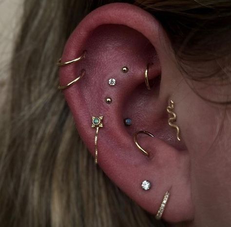 Ear Curation Minimalist, Three Flat Ear Piercings, Oorpiercings Ideas, Ear Pierce Ideas, Whispy Tattoos, Correlating Tattoos, Ear Curation Ideas, Piercing Curation, All Piercings