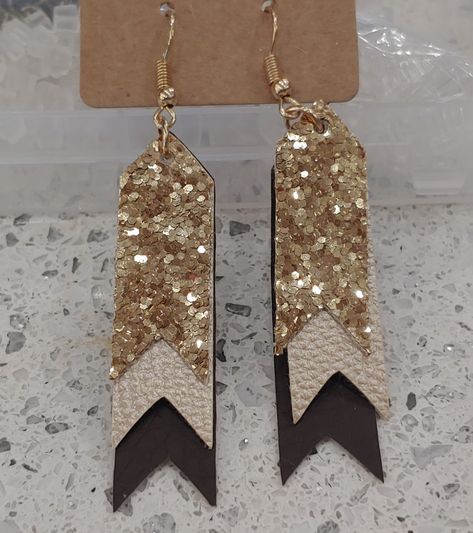 Faux Leather Earrings Template Free Printable, Western Style Faux Leather Earrings, Diy Earrings With Cricut, Earrings Leather Diy, Earrings Handmade Leather, Diy Cricut Earrings, Faux Earring Ideas, Cricut Earring Ideas, Diy Leather Earrings Ideas