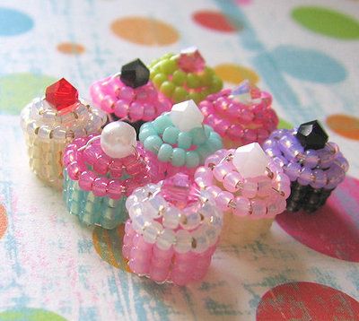 Beaded Cupcake, Cupcake Jewelry, Beaded Fairy, Fairy Cupcakes, Cupcake Charms, Seed Bead Crafts, Motifs Perler, Beaded Jewellery, Beaded Crafts