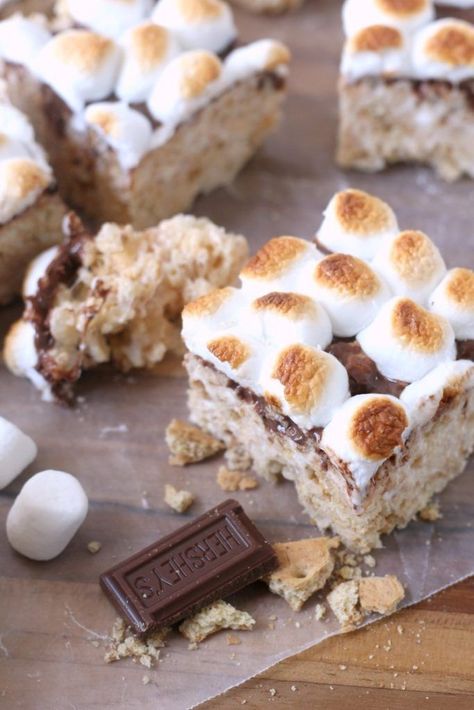 S'mores Rice Krispie Treats are a fun, no bake summer dessert for kids. A fun way to enjoy indoor smores. How To Wrap Rice Krispie Treats, Butterscotch Marshmallow, Smores Dessert Recipes, Twix Cookie, Dessert For Kids, Indoor Smores, Oreo Rice, Toasted Rice, Baked Smores