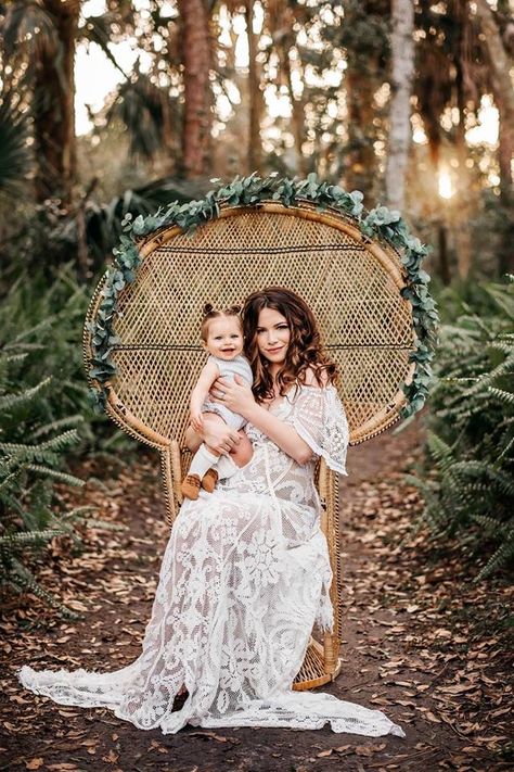 Motherhood Photography Art, Boho Photography Studio, Boho Photoshoot, Mommy Daughter Photos, Boho Photography, Chair Photography, Boho Mother, Maternity Photography Poses Outdoors, Mommy And Me Photo Shoot