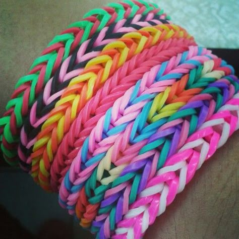 Rainbow Loom Colour Combos, Loom Band Colour Ideas, Loom Band Colour Combos, Loombands Bracelet, Bracelet Making Business, Rainbow Loom Bracelets Ideas, Rubber Band Bracelet Ideas, Diy Rubber Band Bracelet, Band Bracelet Ideas